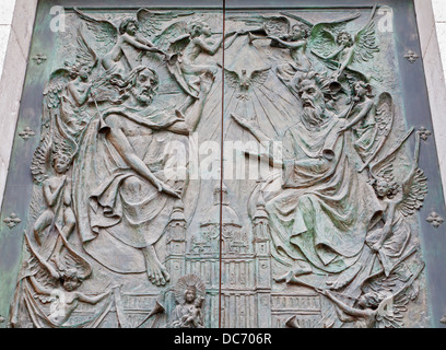 MADRID - 10 mars : Jésus et Dieu le Père. Détail de la porte de bronze moderne de la cathédrale Almudena Banque D'Images