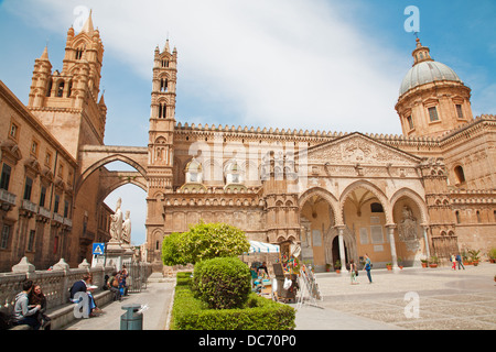 Palermo - portail sud de la Cathédrale ou Duomo et tours de l'ouest Banque D'Images