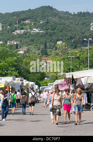 La femme marche sur le marché de plein air à Salo, Italie, Europe Banque D'Images