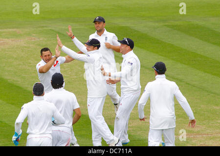 Chester Le Street, au Royaume-Uni. 10 août, 2013. Tim Bresnan célèbre en tenant le wicket de Steven Smith au cours de la deuxième journée de l'Investec Cendres 4e test match à l'Emirates Stade Riverside, le 10 août 2013 à Londres, en Angleterre. Credit : Mitchell Gunn/ESPA/Alamy Live News Banque D'Images