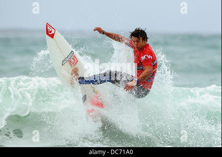 Newquay, Royaume-Uni. 10 août, 2013. Luke Dillon de Newquay en action pendant la demi finale du surf Pro Junior sur le quatrième jour de Boardmasters Festival sur la plage de Fistral. C'est un Surf Boardmasters annuel, BMX, skateboard et Music Festival organisé sur 5 jours sur deux sites à Newquay, Cornwall. C'est l'une des principales sociétés de compétitions de surf. Credit : Action Plus Sport/Alamy Live News Banque D'Images