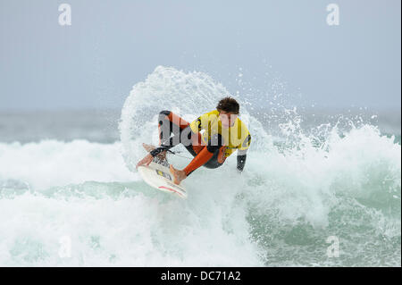 Newquay, Royaume-Uni. 10 août, 2013. Dale Foster de Newquay en action pendant la demi finale du surf Pro Junior sur le quatrième jour de Boardmasters Festival sur la plage de Fistral. C'est un Surf Boardmasters annuel, BMX, skateboard et Music Festival organisé sur 5 jours sur deux sites à Newquay, Cornwall. C'est l'une des principales sociétés de compétitions de surf. Credit : Action Plus Sport/Alamy Live News Banque D'Images