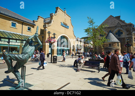 Prieuré Prairie Centre commercial avec l'esprit du cricket Sculpture par Allan Sly Hastings Sussex UK Banque D'Images