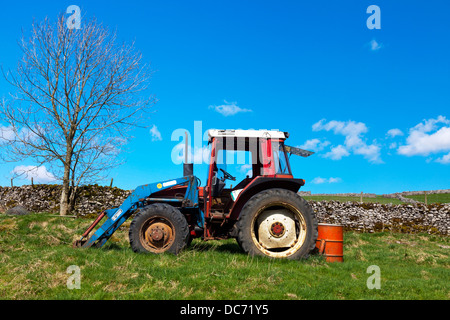 Ancien utilisé tracteur agricole garé du côté Yorkshire UK Angleterre Banque D'Images