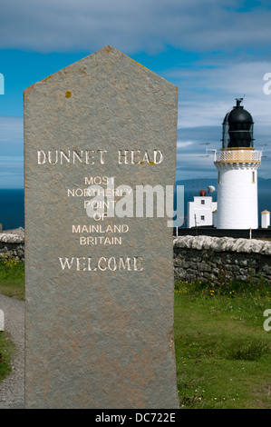 Panneau de bienvenue de Pierre et phare de Dunnet Head, point le plus au nord du continent britannique. Caithness, Ecosse, Royaume-Uni. Banque D'Images