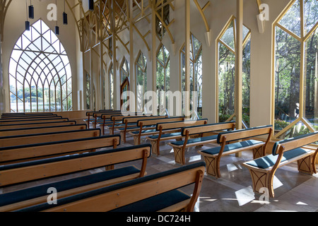 UF Université de Floride Baughman chapelle du Centre au lac Pavilion Alice avec windows et bancs bancs à facettes. Banque D'Images