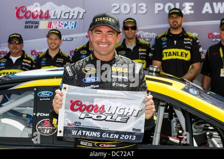 Watkins Glen, NY, USA. 10 août, 2013. Watkins Glen, NY - Aug 10, 2013 : Marcos Ambrose (9) gagne le pôle Coors Light Award pour l'Cheez-It 355 au Glen à la Watkins Glen International à Watkins Glen, NEW YORK. Credit : csm/Alamy Live News Banque D'Images