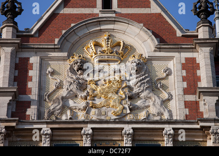 Armoiries des Pays-Bas sur façade de la Gare Centrale d'Amsterdam. Banque D'Images