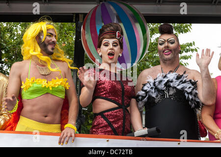 Glasgow, Ecosse, Royaume-Uni. 10 août 2013. Le carnaval annuel de la Gay Pride de Glasgow a été lancé avec un défilé, estimé à 7000 personnes de Glasgow Green dans le centre-ville. Le défilé était composé de représentants de nombreux groupes, dont les gais, bisexuels et transgenres. Beaucoup étaient également protester contre le président Poutine de la Russie et de l'allégation de discrimination contre les homosexuels a récemment rapporté et commenté par le président Obama Crédit : Findlay/Alamy Live News Banque D'Images