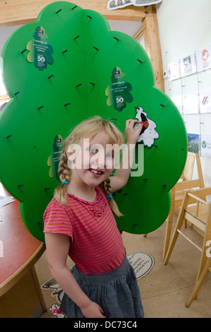 Enfant dans le centre des visiteurs Banque D'Images