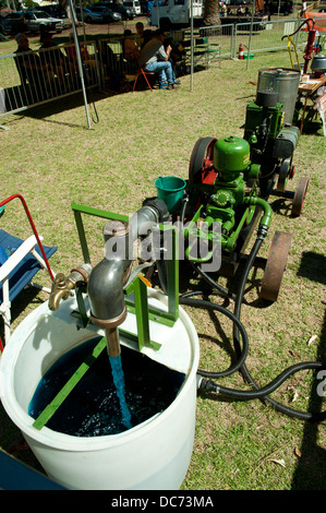 Meubles anciens et du moteur à l'arrêt à l'opération de la pompe Banque D'Images