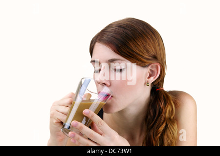 Jolie jeune femme bénéficiant d'une tasse de café frais Banque D'Images