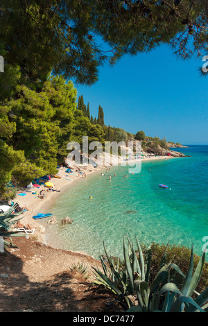 Les touristes sur Murvica village beach, Croatie Banque D'Images