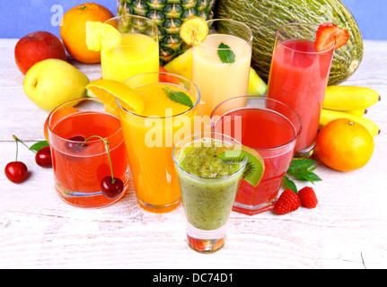 Jus de fruits avec kiwi, cerise, melon, mandarine, poire, abricot, horizontal Banque D'Images