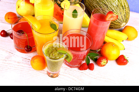 À partir de jus de kiwi, abricot, cerise, poire et ananas, vue du dessus Banque D'Images