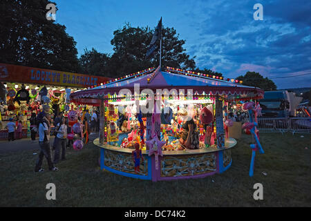 Bristol, Avon, Royaume-Uni. 8 août 2013. La 35e UK Bristol Balloon Fiesta à l'Ashton Court Estate foire sur la première nuit sur le 8 août 2013 Banque D'Images