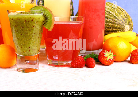 À partir de jus de kiwi, abricot, framboise, fraise et banane, Close up Banque D'Images