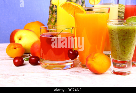 Le jus de cerise, abricot, kiwi, poire et ananas, Close up Banque D'Images