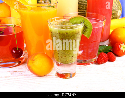 Le jus de cerise, abricot, kiwi, fraise et framboise, Close up Banque D'Images