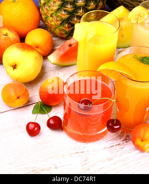 Jus de fruit de cerise, abricot et orange, vue d'en haut Banque D'Images