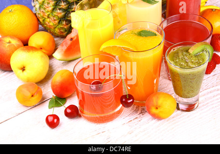 Le jus de cerise, abricot, kiwi, pastèque et orange, vue du dessus Banque D'Images
