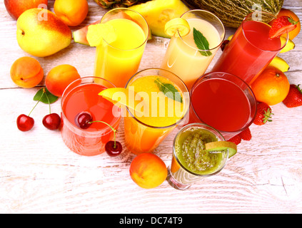 Jus de fruit de cerise, abricot, kiwi, poire et ananas, vue du dessus Banque D'Images