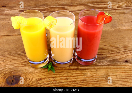 L'ananas, banane et jus de fraises dans du verre, vue du dessus Banque D'Images