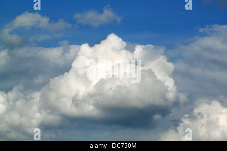 Bord d'un grand nuage blanc Banque D'Images