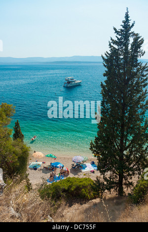 Les touristes sur Murvica village beach, Croatie Banque D'Images