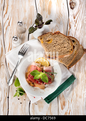 Du bacon et du pain sur une table en bois blanc Banque D'Images