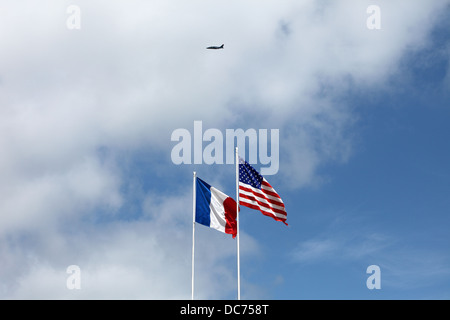 Les drapeaux américains et français, l'entente cordiale. Jet Hawker volant au-dessus. Banque D'Images