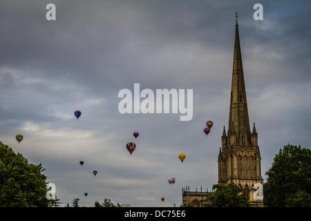 Bristol, Royaume-Uni. 10 août, 2013. Ballons dans le ciel autour de St Mary Redcliffe church, Bristol Crédit : Rob Hawkins/Alamy Live News Banque D'Images