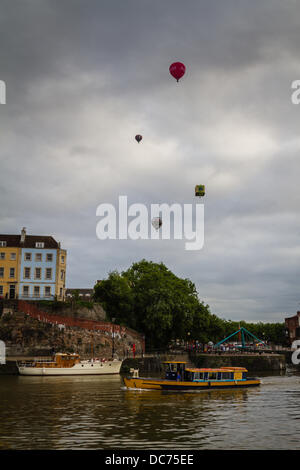Bristol, Royaume-Uni. 10 août, 2013. Ballons dans le ciel au-dessus de Bristol Harbourside Crédit : Rob Hawkins/Alamy Live News Banque D'Images
