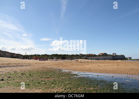 Les falaises de craie blanche à Josh bay beach, Broadstairs, Île de Thanet, dans le Kent, en Angleterre. Banque D'Images