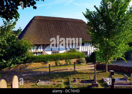 Un soir voir la maison du clergé de l'église adjacente dans le village d'Alfriston, East Sussex, UK Banque D'Images