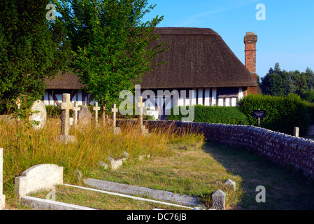 Un soir voir la maison du clergé de l'église adjacente dans le village d'Alfriston, East Sussex, UK Banque D'Images