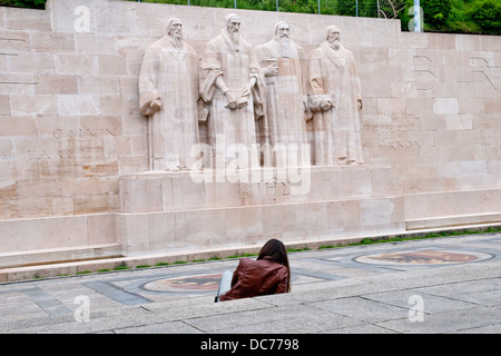 Femme de tourisme de l'emplacement en face de l'International Monument de la Réformation, Genève, Suisse, Europe Banque D'Images