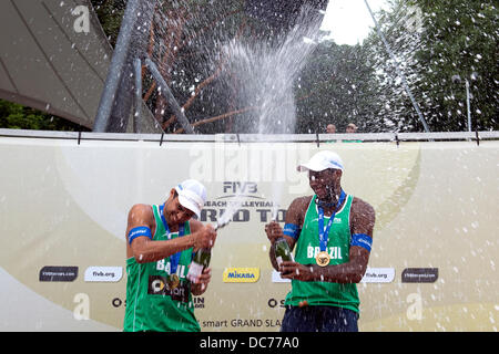 Berlin, Allemagne. 10 août, 2013. Le podium était composé de : 1e place au Brésil (Vitor Felipe, Evandro) , Russie (Krasilinikov, Semenov) 2ème place et 3ème place en Espagne(Herrera, Gavira). Prix Smart pour le joueur d'Espagne Herrera. Credit : Gonçalo Silva/Alamy Live News Banque D'Images