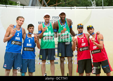 Berlin, Allemagne. 10 août, 2013. Le podium était composé de : 1e place au Brésil (Vitor Felipe, Evandro) , Russie (Krasilinikov, Semenov) 2ème place et 3ème place en Espagne(Herrera, Gavira). Prix Smart pour le joueur d'Espagne Herrera. Credit : Gonçalo Silva/Alamy Live News Banque D'Images