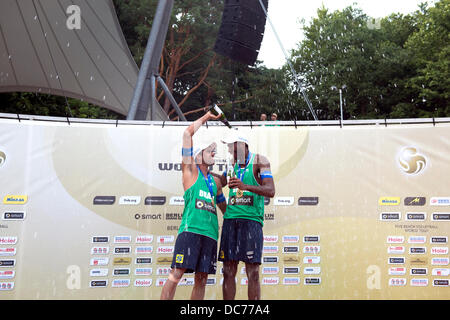 Berlin, Allemagne. 10 août, 2013. Le podium était composé de : 1e place au Brésil (Vitor Felipe, Evandro) , Russie (Krasilinikov, Semenov) 2ème place et 3ème place en Espagne(Herrera, Gavira). Prix Smart pour le joueur d'Espagne Herrera. Credit : Gonçalo Silva/Alamy Live News Banque D'Images