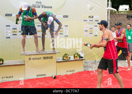 Berlin, Allemagne. 10 août, 2013. Le podium était composé de : 1e place au Brésil (Vitor Felipe, Evandro) , Russie (Krasilinikov, Semenov) 2ème place et 3ème place en Espagne(Herrera, Gavira). Prix Smart pour le joueur d'Espagne Herrera. Credit : Gonçalo Silva/Alamy Live News Banque D'Images