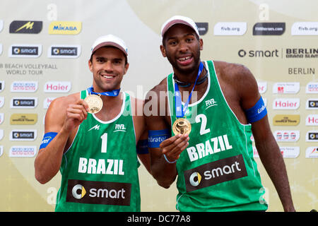 Berlin, Allemagne. 10 août, 2013. Le podium était composé de : 1e place au Brésil (Vitor Felipe, Evandro) , Russie (Krasilinikov, Semenov) 2ème place et 3ème place en Espagne(Herrera, Gavira). Prix Smart pour le joueur d'Espagne Herrera. Credit : Gonçalo Silva/Alamy Live News Banque D'Images