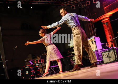 Senigallia, Italie. 9 Août, 2013. Jamboree d'été 6e jour [International Festival 60's revival Rock & Roll] Les Paladins à l'exécution de la scène principale dans le Foro Annonario, Senigallia, Italie le Août 09, 2013. Credit : Valerio Agolino/Alamy Live News Banque D'Images