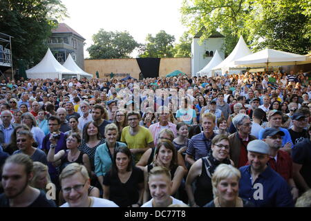 Worms, Allemagne. 10 août 2013. L'auditoire est à l'écoute de Shantel & Bucovina Club Orkestar. Shantel et son Bucovina Club Orkestar exécuté leurs musiques des Balkans au jazz & Joy 2013 Festival. Crédit : Michael Debets/Alamy Live News Banque D'Images