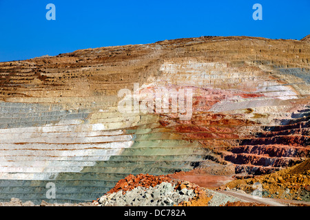 Carrière de bentonite dans île de Milos.la Grèce. Banque D'Images