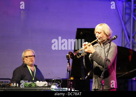 Worms, Allemagne. 10 août 2013. Clavier Benoit Corboz (L) et le trompettiste français Erik Truffaz Erik Truffaz du Quatuor sont représentées sur scène. L'Erik Truffaz Quartet effectuée au Jazz & Joy 2013 Festival. Banque D'Images