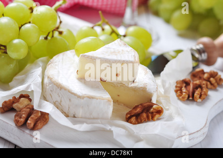 Le Camembert sur planche à découper en bois avec du gros plan et de noyer Banque D'Images