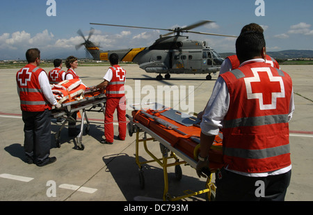 Les travailleurs civils et militaires de secours en cas d'urgence vu la simulation dans l'île de Majorque Banque D'Images