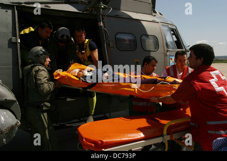 Les travailleurs civils et militaires de secours en cas d'urgence vu la simulation dans l'île de Majorque Banque D'Images