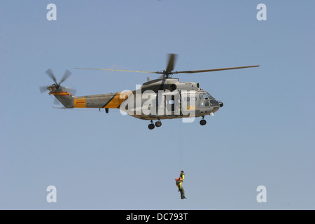 Les travailleurs civils et militaires de secours en cas d'urgence vu la simulation dans l'île de Majorque Banque D'Images